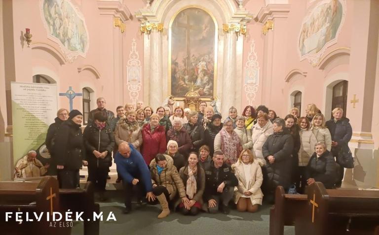 A zarándokcsoport a garamszentkereszti templomban (Fotó: Via Mariae Pt.)