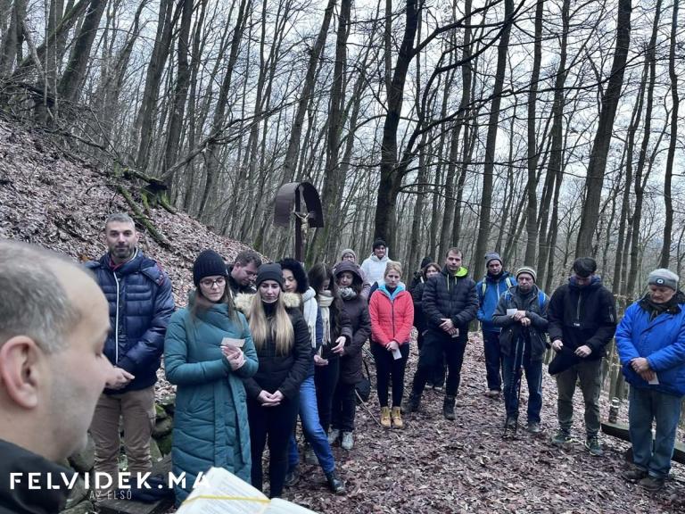 Gyurász Pál atya imát mond (Fotó: Via Mariae p.t.)