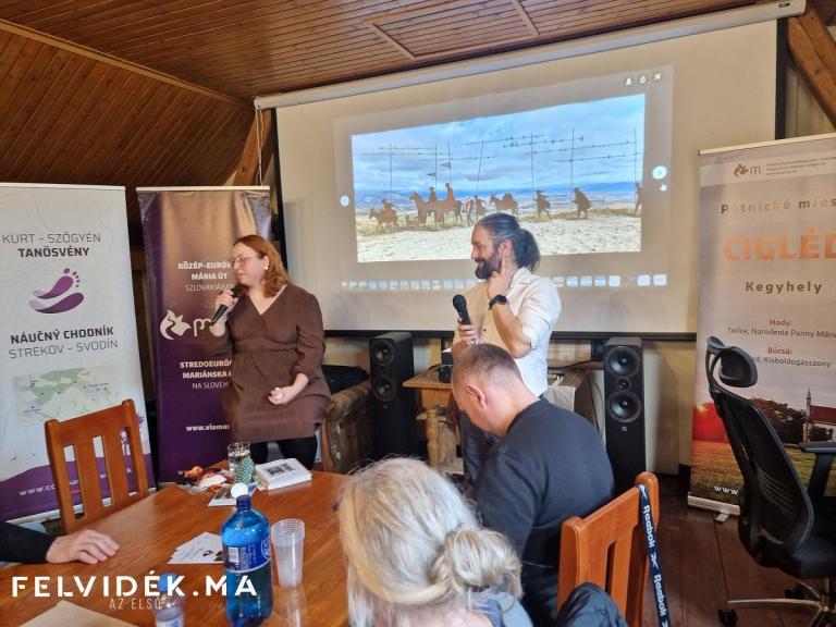 Kovács Viktóriát a Szent Jakab-zarándoklatról kérdezi Kovács Tamás (Fotó: Berényi Kornélia)