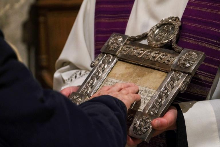 Ereklyetisztelet a szentmisén (Fotó: Győri Egyházmegye)