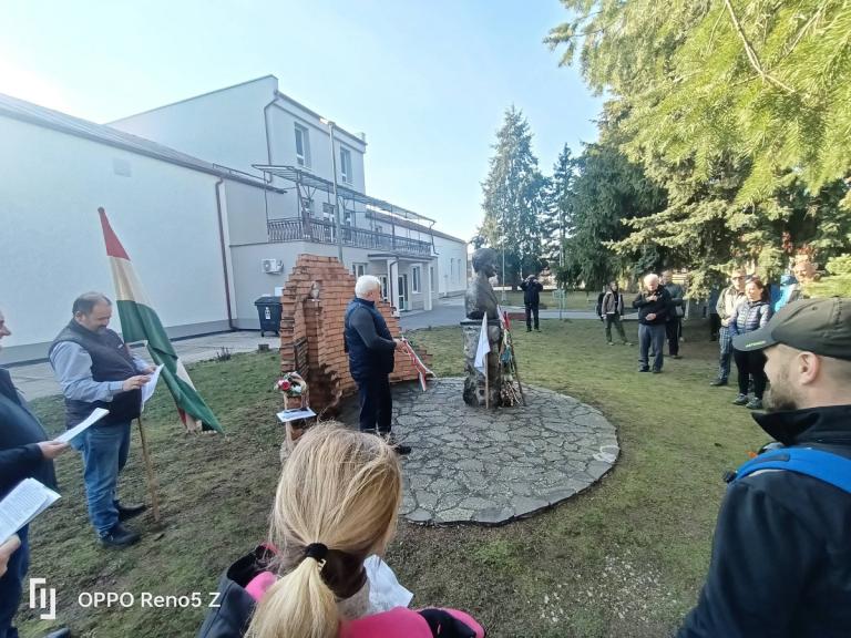 Ipolynyéken Hrubík Bélával emlékeztek az Esterházy-szobornál (Fotó:Via Mariae p.t.)