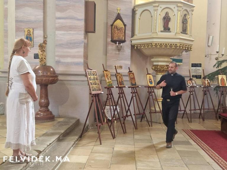 Paulusz Györgyi és Zsolt atya az ikonok megáldása után (Fotó:Berényi Kornélia/Felvidék.ma)