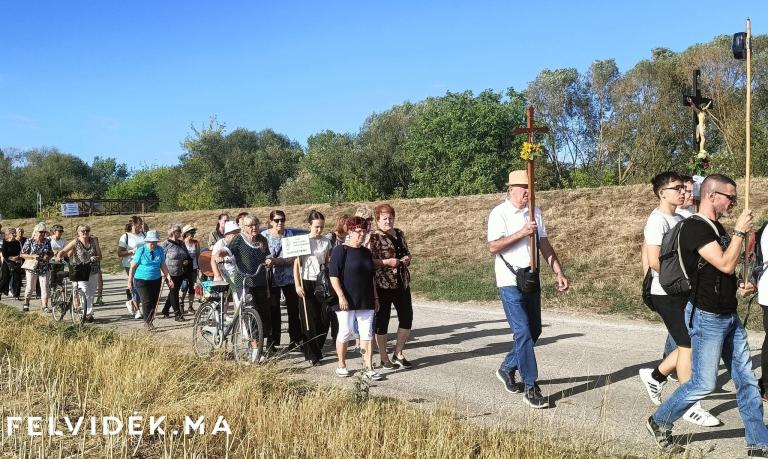 A Nyitra folyó mellett haladva (Fotó:Via Mariae p.t.)