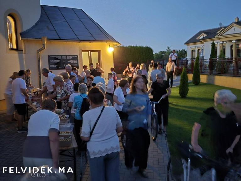 Agapé a nagykéri templomtéren (Fotó:Nagykér Község)