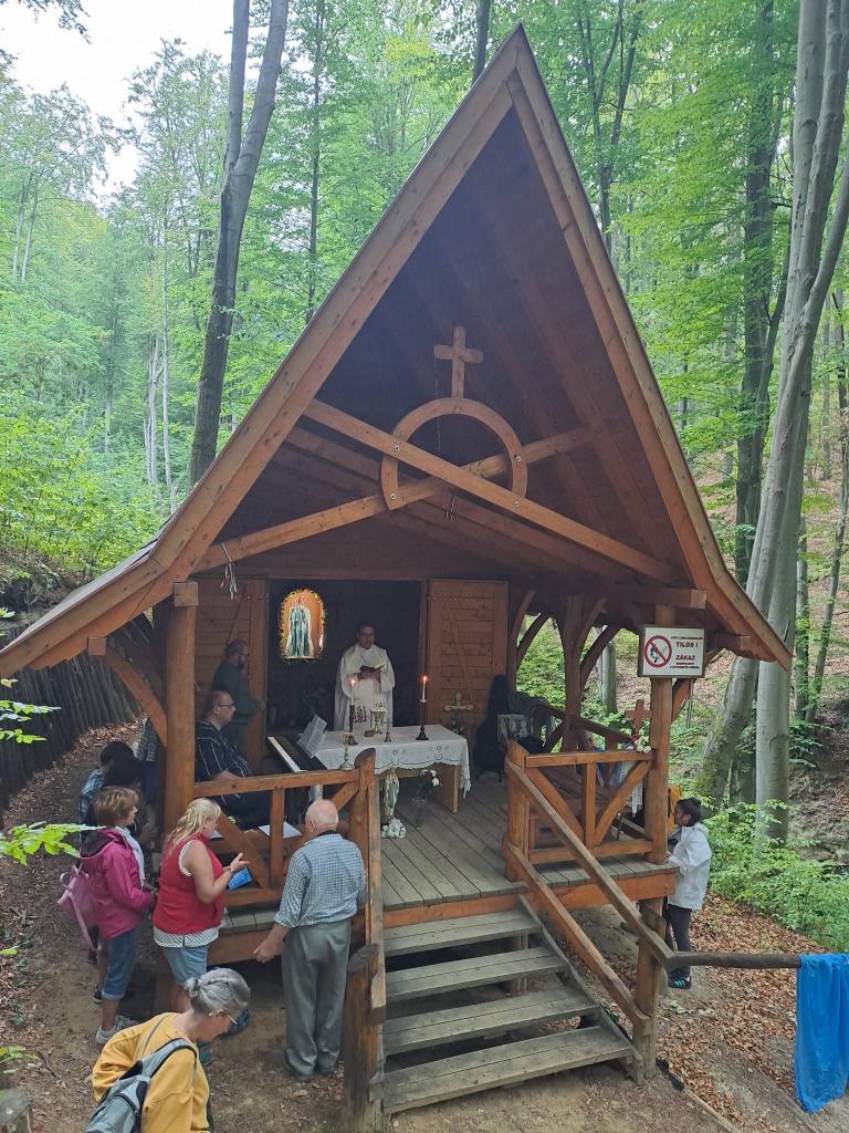 Kezdődik a szentmise