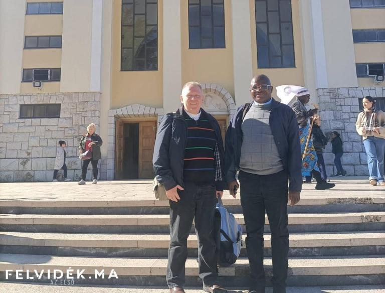 Lépes Lóránt atya és a zambiai Gabriel Kwaku Mwanza atya, a zarándoklat lelki vezetői (Fotó: Via Mariae p.t.)