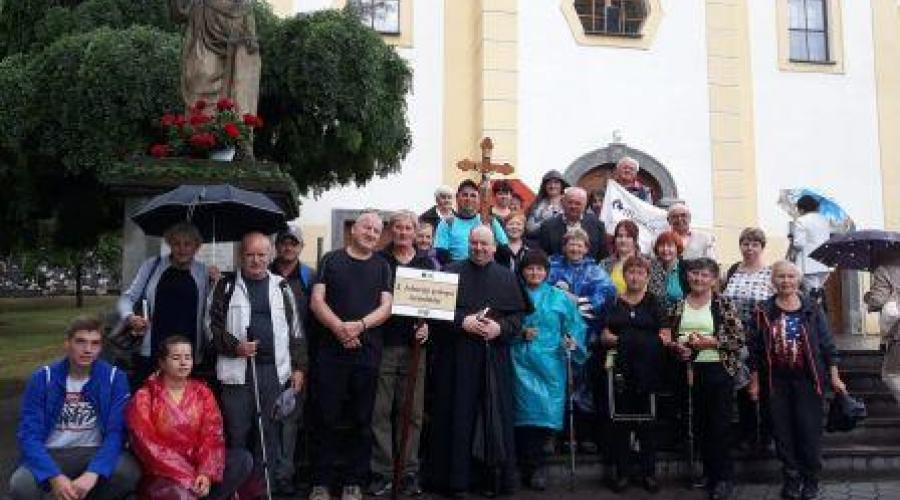 Csoportkép a kistapolcsányi kegytemplomnál Csoportkép a kistapolcsányi kegytemplomnál