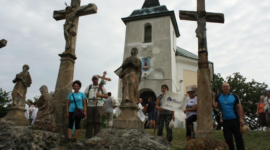 Zarándokok a márianosztrai Kálvárián (Fotó: Berényi Kornélia)