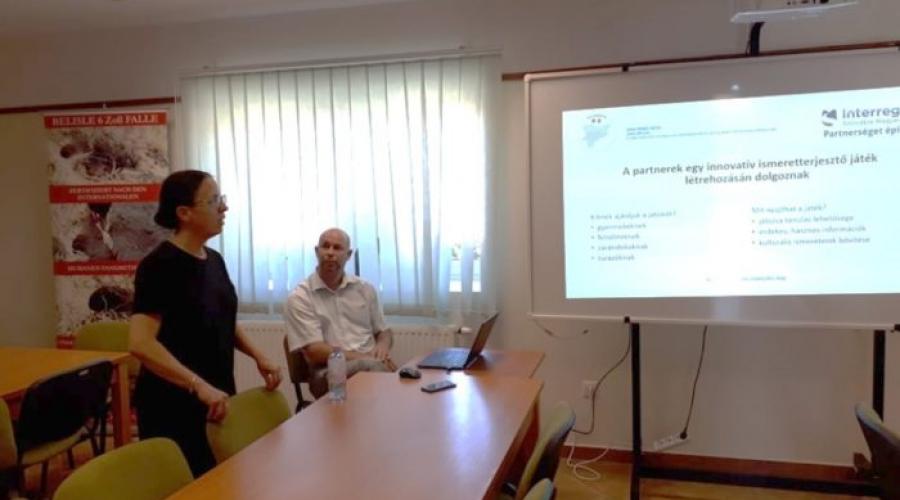Galgócziné dr. Szabó Zsófia (Mária Út Közhasznú Egyesület) mutatja be a PilgrInno alkalmazást Kozárdon, a projekt keretében szervezett workshopon (Interreg) 