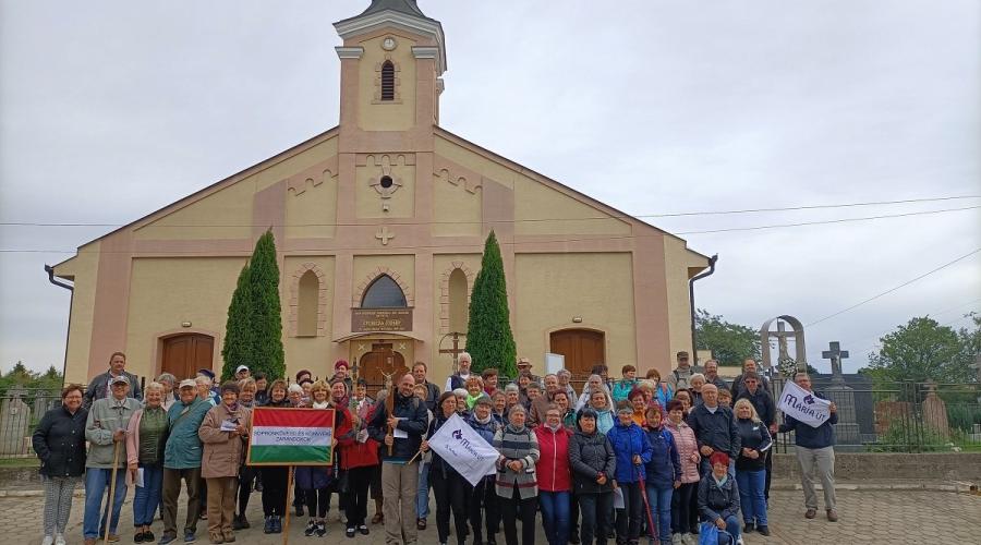 Indulásra készen a bábindali Szent Imre templom előtt hatvan zarándok (Fotó: Patay Péter/Felvidék.ma)