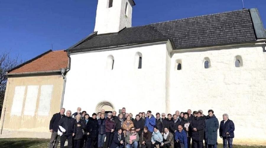 A zarándokcsoport a gímeskosztolányi Szent György-templom előtt (Fotó: Via Mariae Polgári Társulás)