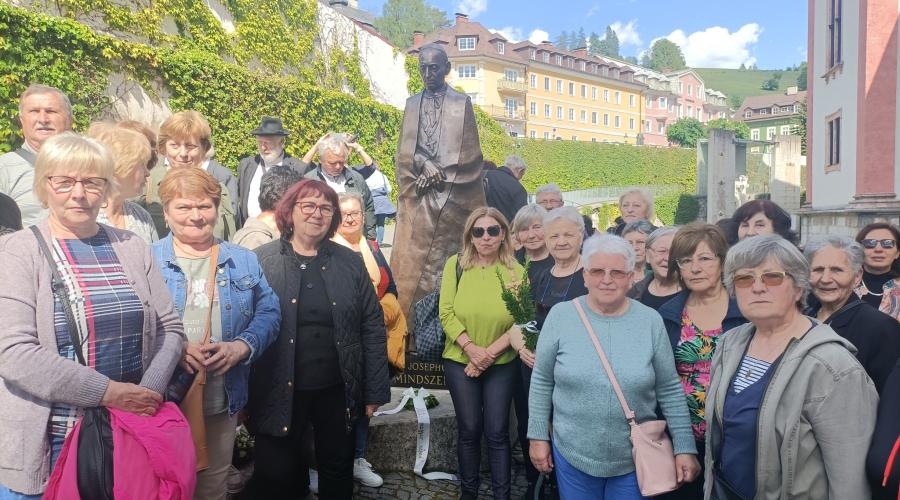 A zarándokcsoport néhány tagja a Mindszenty-szobor előtt (Fotó: Mária Út Felvidéken) A zarándokcsoport néhány tagja a Mindszenty-szobor előtt (Fotó: Mária Út Felvidéken)