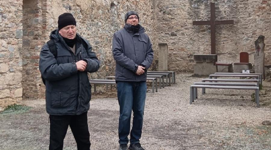 Patay Péter, mögötte Andrusko Gyula atya az Óévbúcsúztató zarándoklaton 2024-ben (Fotó: Gyalogosan zarándokolva Zoboralján és a nagyvilágban című Facebook oldal) Patay Péter, mögötte Andrusko Gyula atya az Óévbúcsúztató zarándoklaton 2024-ben (Fotó: Gyalogosan zarándokolva Zoboralján és a nagyvilágban című Facebook oldal)