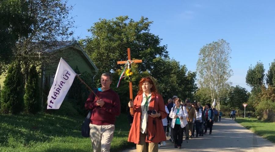 Kürt-Szőgyén zarándoklat 2019-ben Török András Berényi Kornélia társaságában (Fotó: Berényi Kornélia, archív) Kürt-Szőgyén zarándoklat 2019-ben Török András Berényi Kornélia társaságában (Fotó: Berényi Kornélia, archív)