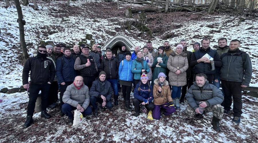 Zarándokok az év első napján a Medve-kútnál (Fotó: Via Mariae)