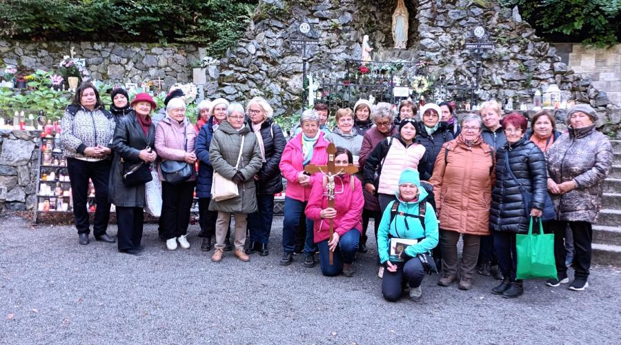 Máriavölgyi zarándokok egyrésze a barlang előtt