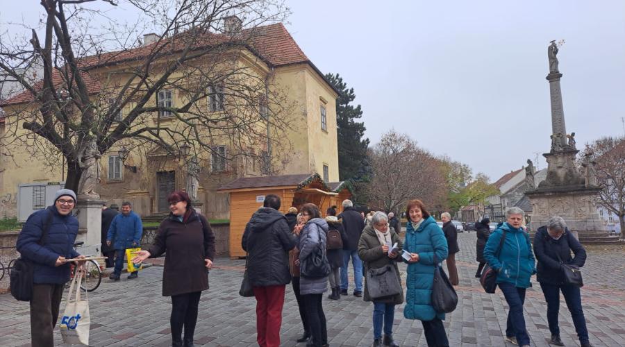 Zarándokok a bazilika melletti téren
