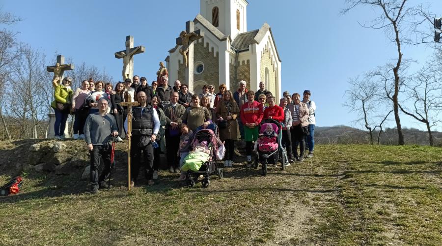 Zarándokok az esztergomi belvárosi Kálvárián