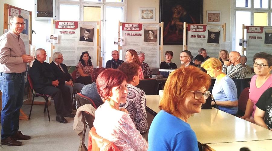 A Marianum Pasztorációs Központban Török András, a Via Mariae társulás nevében nyitotta meg a kiállítást (A szerző felvétele)