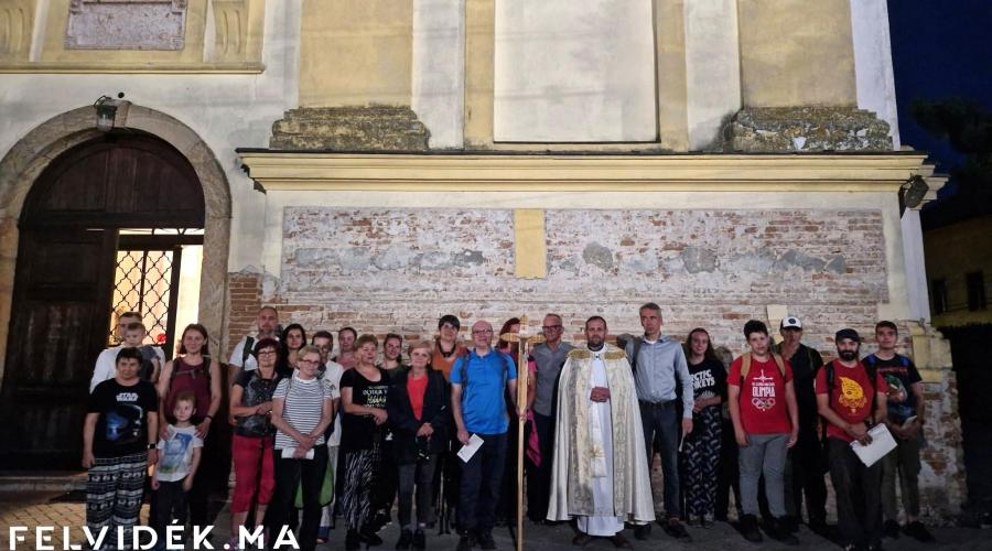 Az éjszakai zarándoklatra indulók csapata Farkas zsolt atyával (Fotó: Berényi Kornélia/Felvidék.ma)