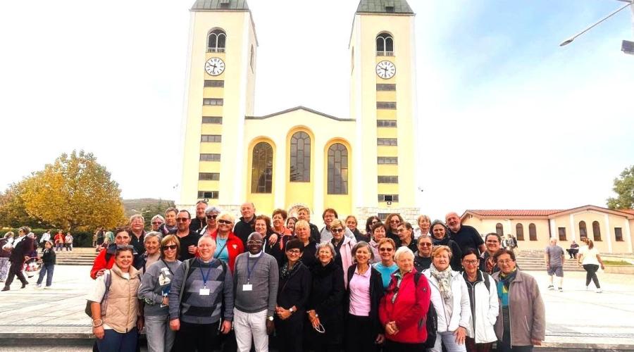 A Medjugorje-i kegytemplom előtt (Fotó: Via Mariae p.t.)